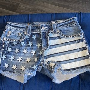 Check the las picture is missing one stud other than that is on excellent condit